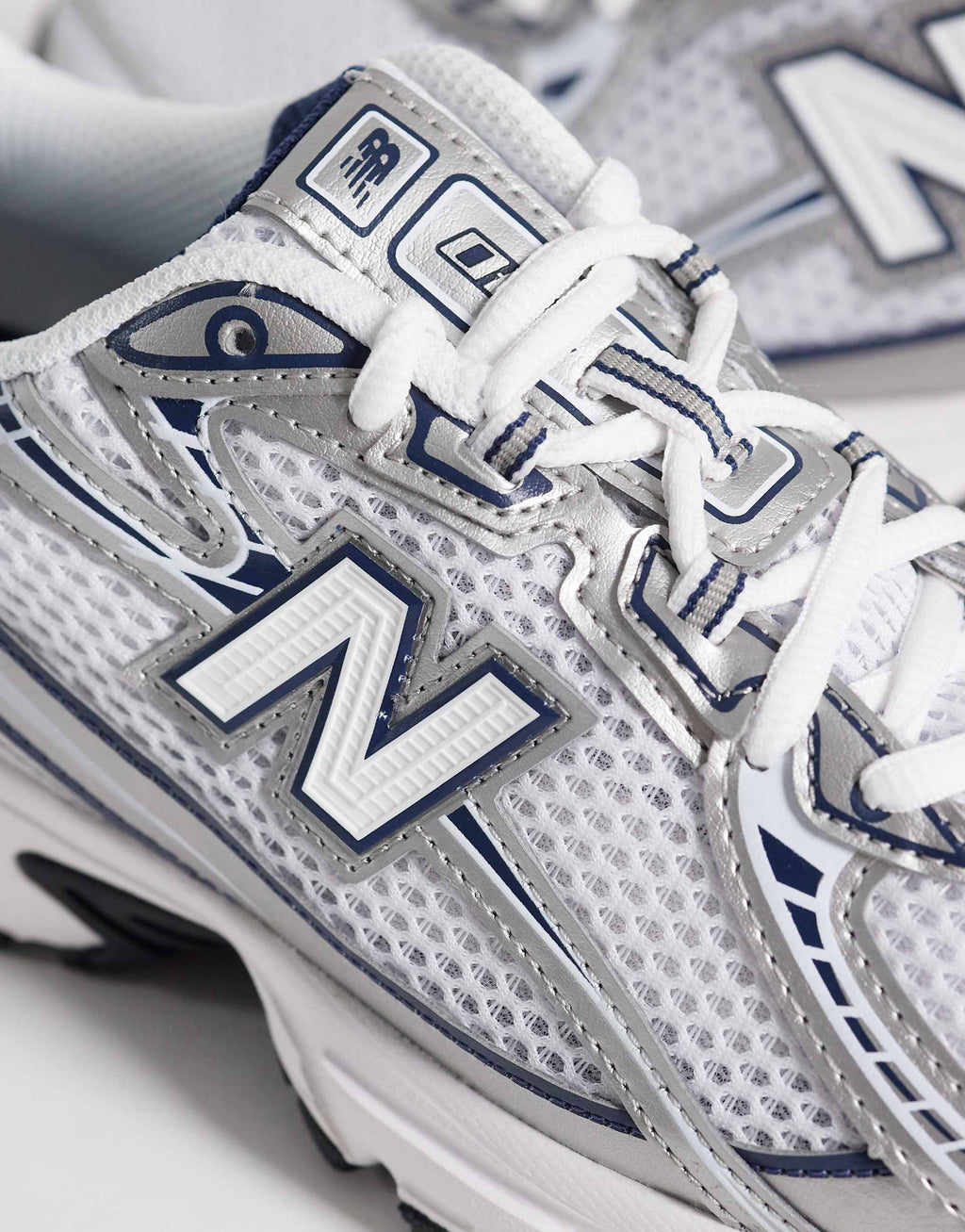 New Balance 740 trainers in navy and white