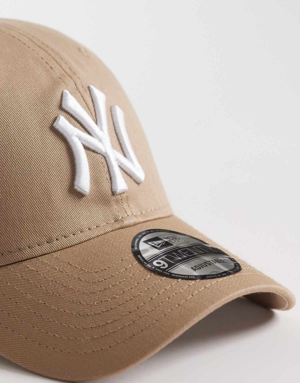 New Era NY Yankees 9TWENTY cap in beige, view 2