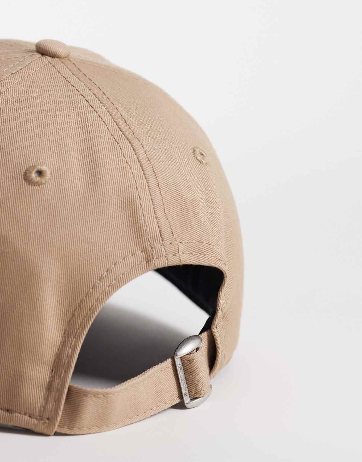 New Era NY Yankees 9TWENTY cap in beige, view 3