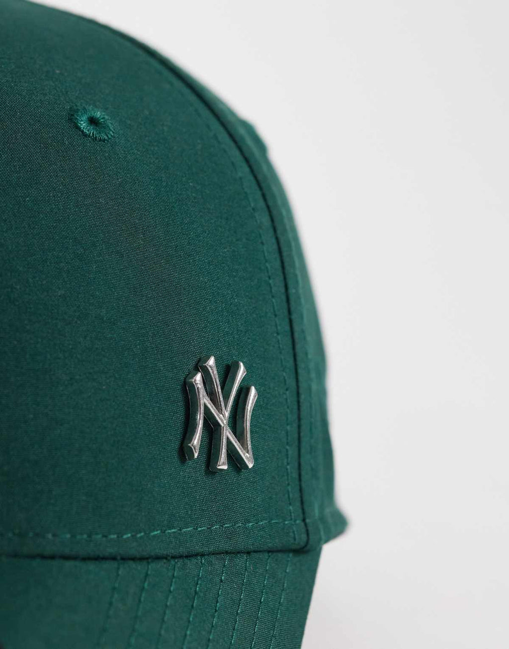 New Era NY Yankees 9FORTY flawless cap in dark green, side view